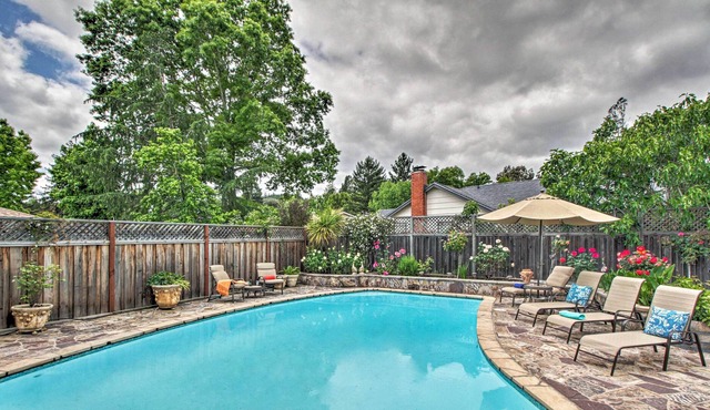 Private Rose Garden Close to Downtown Santa Rosa and Wine Country