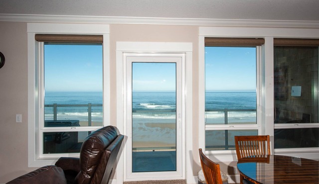 Promo! Oceanfront Condo - Private Hot Tub, WiFi, Smart HDTV and Indoor Pool! in Lincoln City