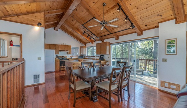 Quaint Cabin Tucked Away in Arnold w/Private Hot Tub and Great View! in Arnold