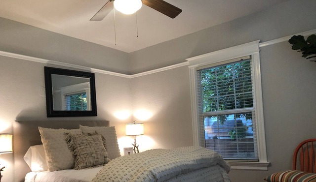 Queen Bedroom, relaxed atmosphere Near Downtown