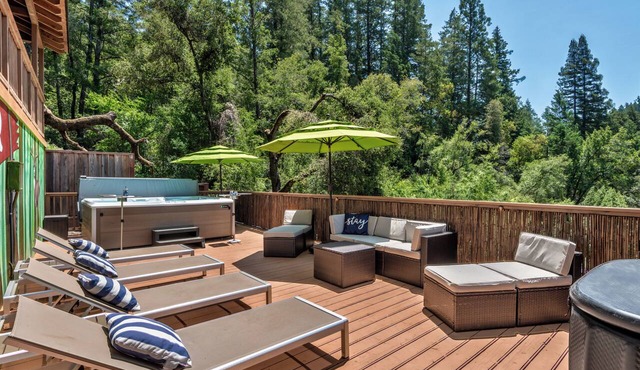 Redwood Retreat Sauna, Plunge, Jacuzzi & Views