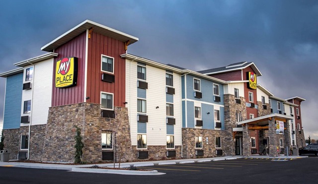 Relax in a Spacious, Clean Room w/Kitchen Near Shoshone Falls and Trails in Twin Falls