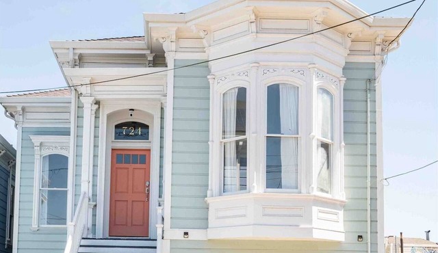 Renovated Historic House minutes from SF!