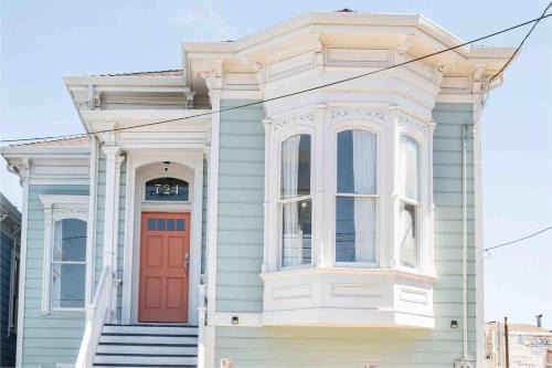 Renovated Historic House minutes from SF!