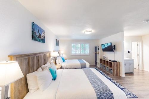Retro-chic beach room with fast WiFI - walk to downtown shops & eateries in Bandon