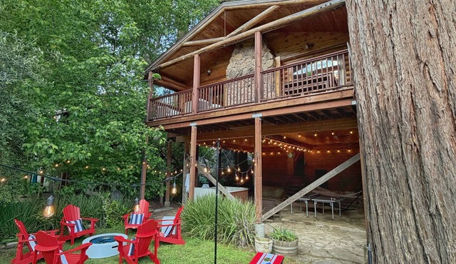 Riverfront cabin, hot tub, private dock, redwoods, ping-pong, foosball