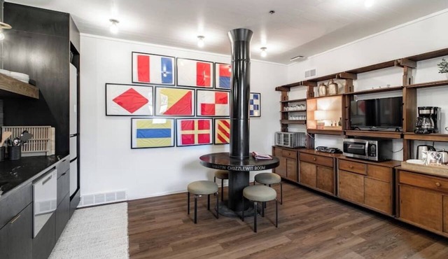 Riverfront Retreat - 2 Units - 3BR - Free Parking in Cleveland