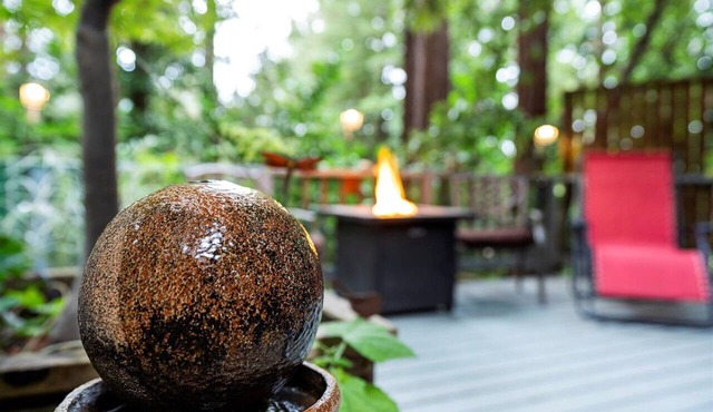 Romance at the Russian River~5 STAR~HotTub~FireTable~Dog–Guerneville Cottage in Guerneville