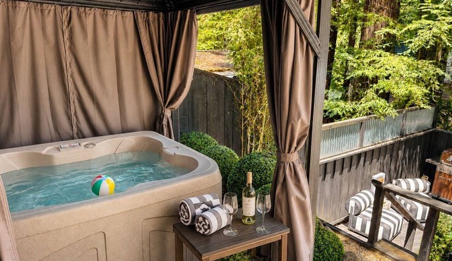 Romantic Getaway in Guerneville! Fire Table & Hot Tub~Dog-Friendly-Black Nest