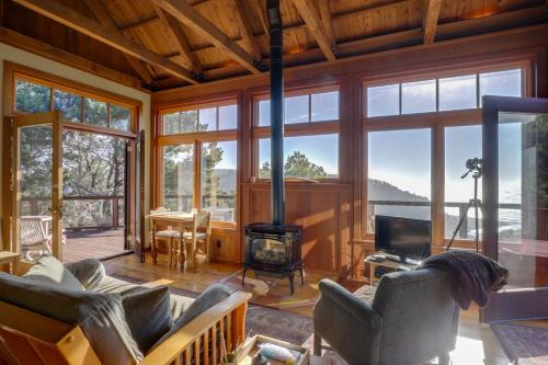 Romantic Ridgetop Escape w/Hot Tub Near Mendocino