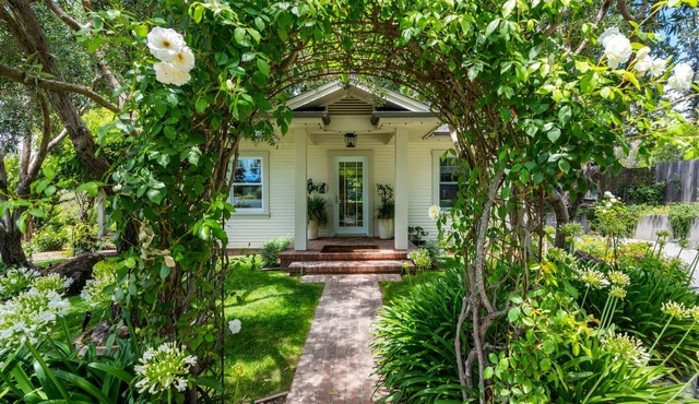 Romantic studio cottage on Estate Property