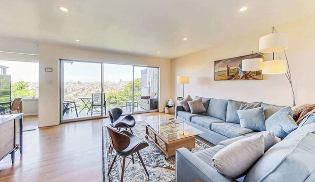 Roomy 2 BR/1 BA with fabulous city views