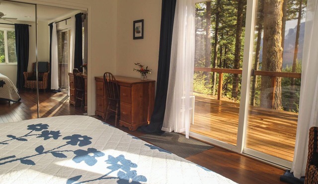 Sauna, River Views, 4BR Homestead Retreat in Stevenson