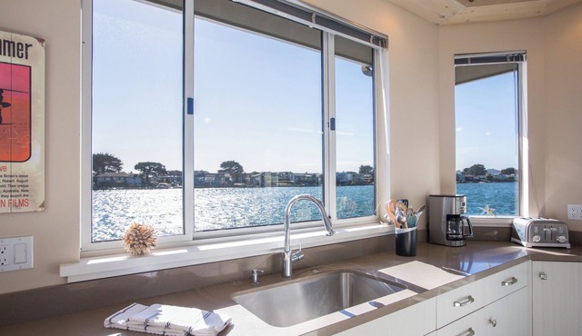 Seadrift Lagoon Retreat w/Hot Tub & Deck