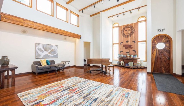 Seaside Art Gallery Loft Inspire Your Creativity with Breathtaking Views!