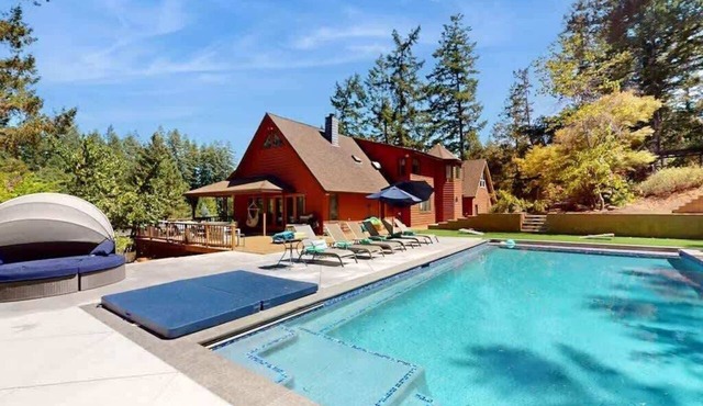 Sebastopol fun house with pool & spa, dogs welcome