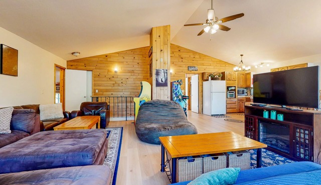 Serene retreat w/2 kitchens, 2 living rooms, huge deck+ hot tub-creekfront view in Shingletown