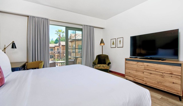 Serene Unit with Free Parking & Pool, Pets Friendly Near Silicon Valley