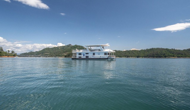 Shasta Marina Thoroughbred Houseboat in Lakehead