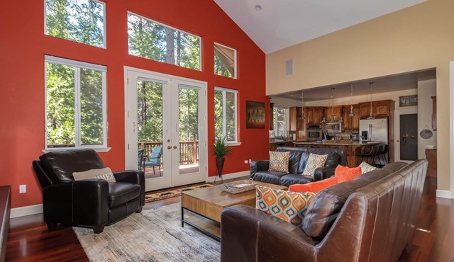 Sierra Sky - Luxurious Retreat with Free Private Lake Access!