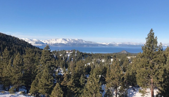Skiers and sunset lovers in Stateline