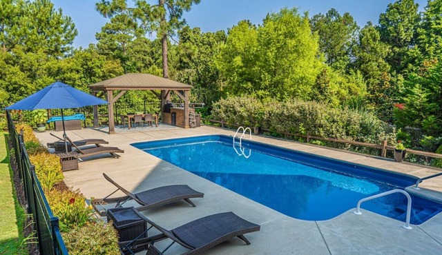 Sleeps 10! Whispering Pines w/ Private Pool! in Carthage