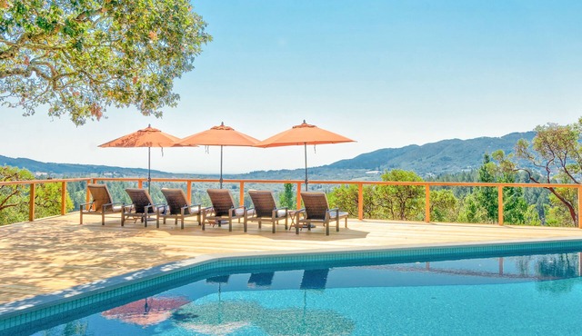 Sonoma Valley vineyard-view cottage with loft, hot tub, & on-site pool