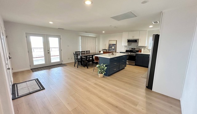 Spacious 4-bedroom Waterfront house with WiFi AC in charming Bethel Island