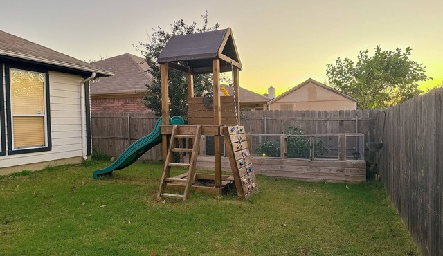 Spacious 4-bedroom house in Mansfield. Extended Stay is welcomed in Mansfield