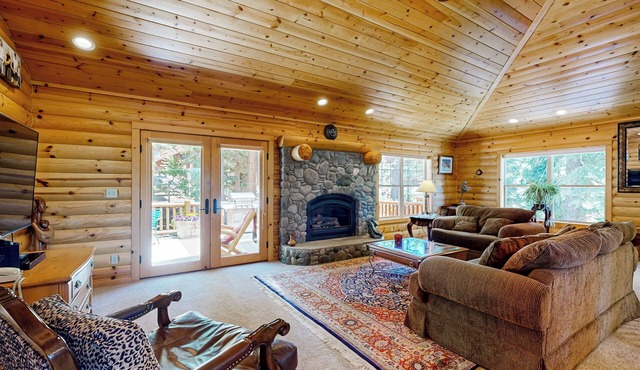 Spacious Deck w/Private Hot Tub: Kings Beach Gem in Kings Beach