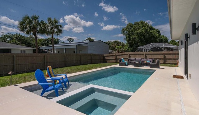 Spacious home private pool patio & bbq in Vero Beach
