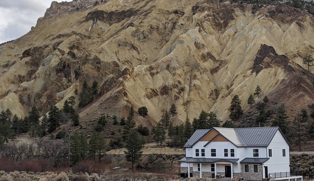Spacious lodge viewing the Big Rock Candy Mountain in Sevier