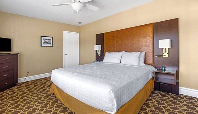 Spacious Suite | Courtyard | Outdoor Pool | Free Parking | BBQ Area in Corte Madera