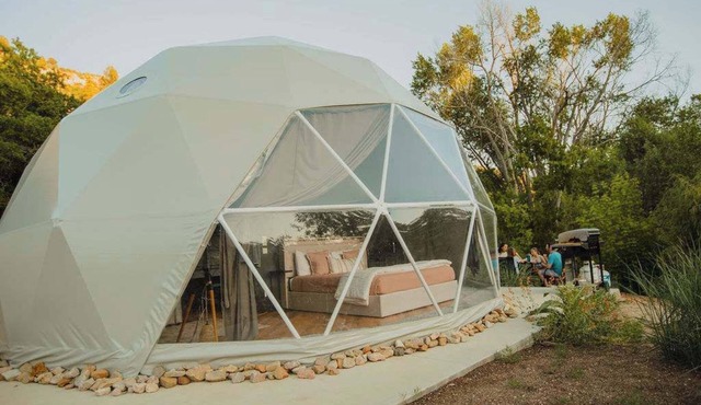 Stargazing Bliss in Dome with sauna and hot tub. in Glendale