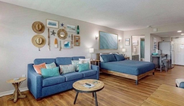 Studio Condo in Town, Near Beach, Shared Pool and Hot Tub in Port Aransas