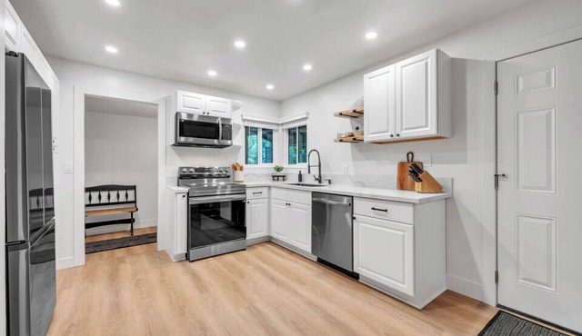 Stunning new renovation & beautifully furnished home! Safe Sac neighborhood!