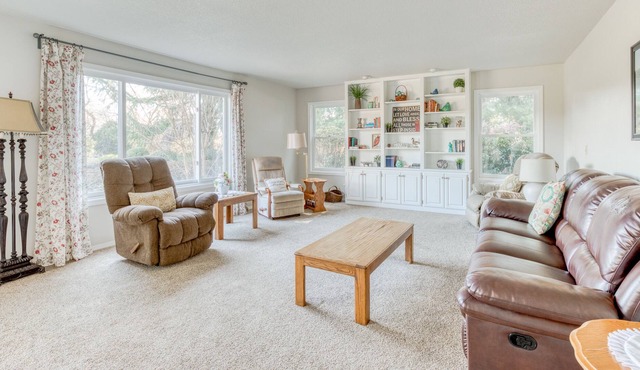 Stunning & spacious home on 20 acres with Mt. Hood Views in Boring