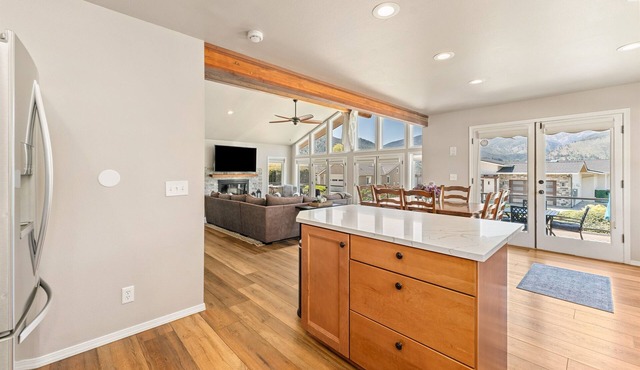 Stunning views, private hot tub, walk everywhere in Manson
