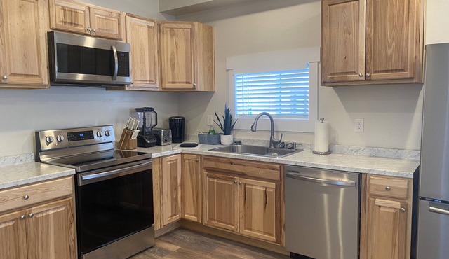 Stylish 2 BD/1 BTH with private patio & central to ski resorts! in Morgan