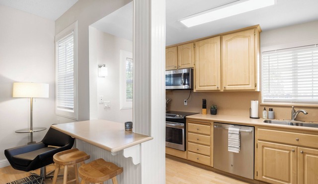 Stylish, gated and quiet Apt next to UC Davis Medical Center