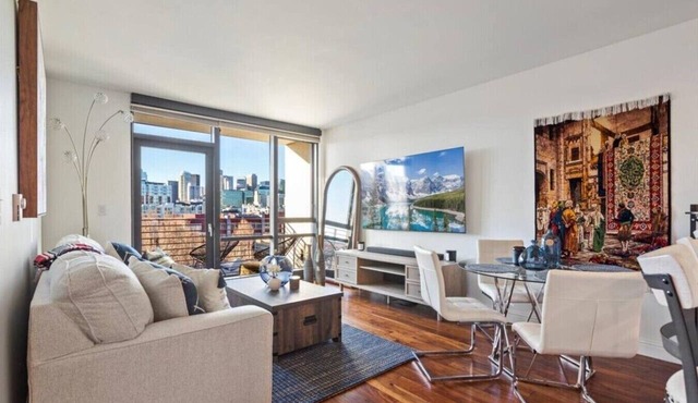 Stylish High-Rise W/Skyline View