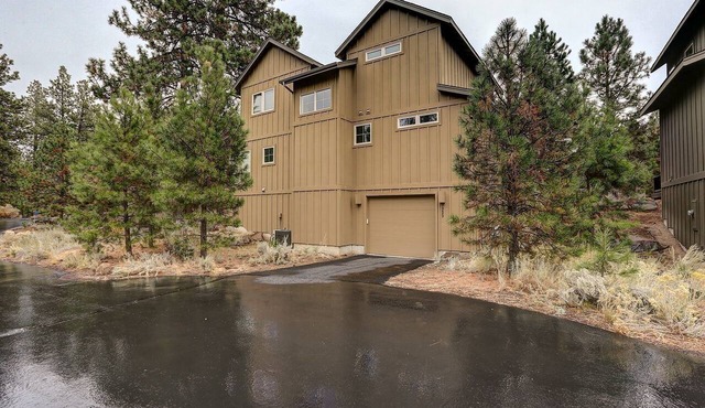 Stylish Luxury Cabin with Hot Tub near Deschutes River Trail on Resort in Bend, Oregon in Bend