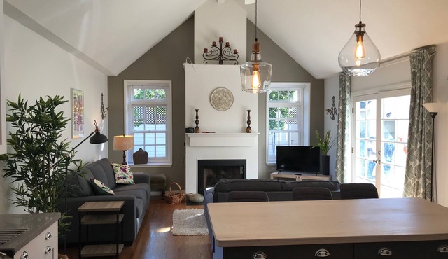 Stylish, pet friendly vintage gem on one of Santa Rosa's prettiest streets!