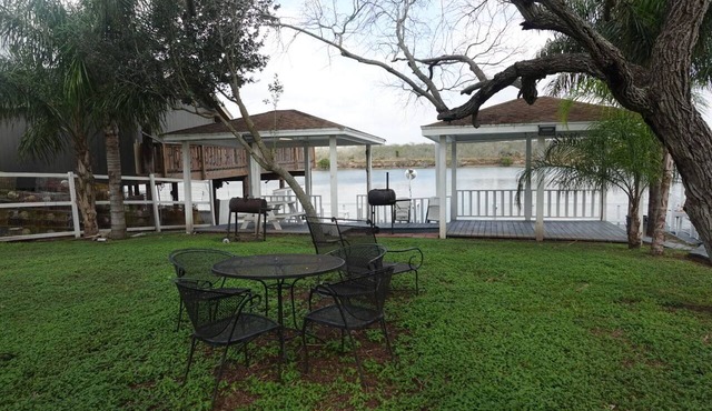 Sunshine cabin with a Shared fishing pier Not waterfront in Rio Hondo