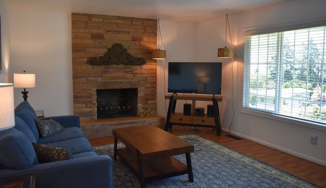 The Blue Raven Simple Comfortable Indulgent Home Close to Everything in Brookings