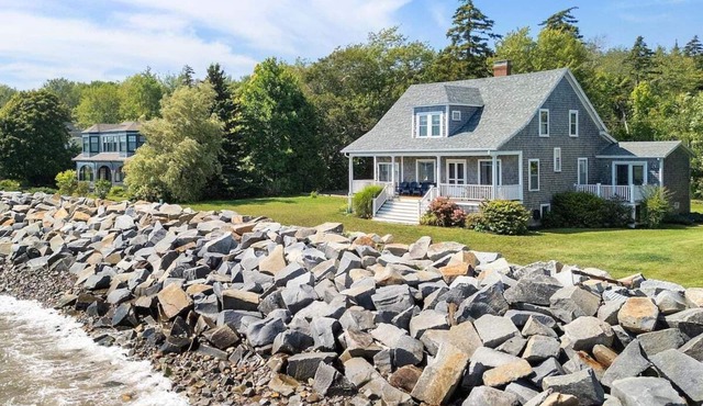 The Spruces, Crescent Beach waterfront 5-bedroom in Owls Head