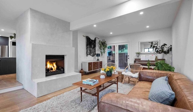 This house is a 4 bedroom(s), 3 bathrooms, located in Santa Rosa, CA.