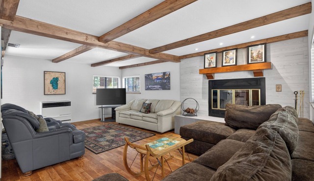Trout Creek Knox Retreat - Pet Friendly, Fenced Yard, Ideal for 2 Couples in South Lake Tahoe
