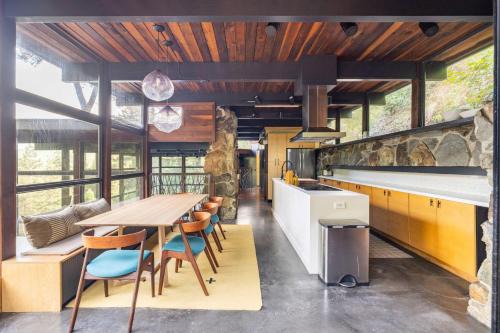 Two Creeks Treehouse