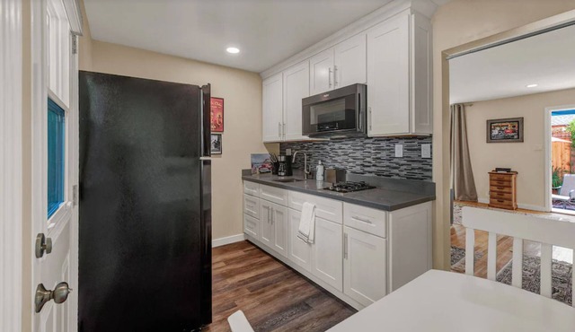 Upgraded Vintage Studio near downtown SR